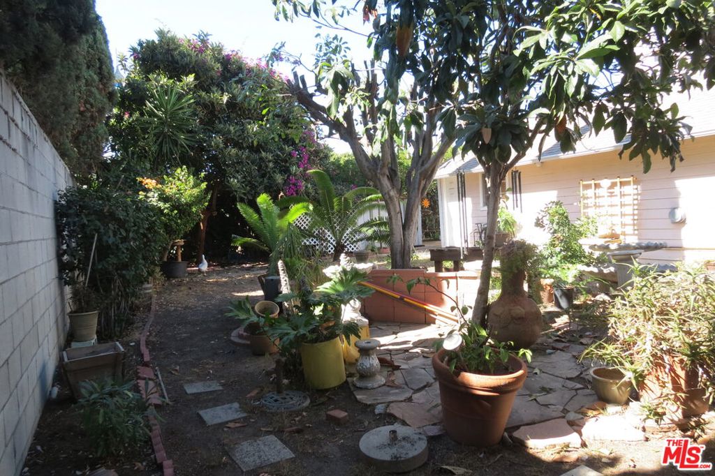 5427 La Mirada Avenue