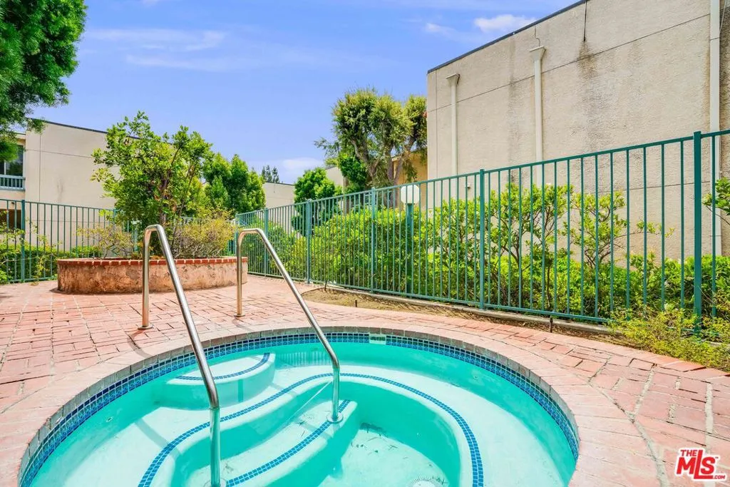 Tarzana, California 91356, United States, 2 Bedrooms Bedrooms, ,2 BathroomsBathrooms,Residential,Active,146232