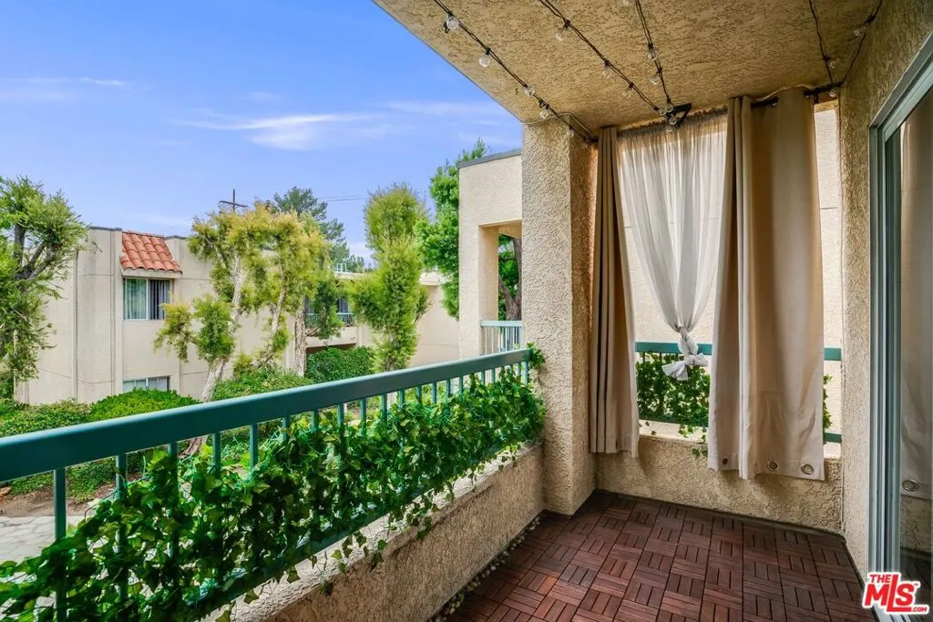 Tarzana, California 91356, United States, 2 Bedrooms Bedrooms, ,2 BathroomsBathrooms,Residential,Active,146232