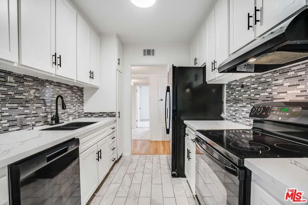 Tarzana, California 91356, United States, 2 Bedrooms Bedrooms, ,2 BathroomsBathrooms,Residential,Active,146232