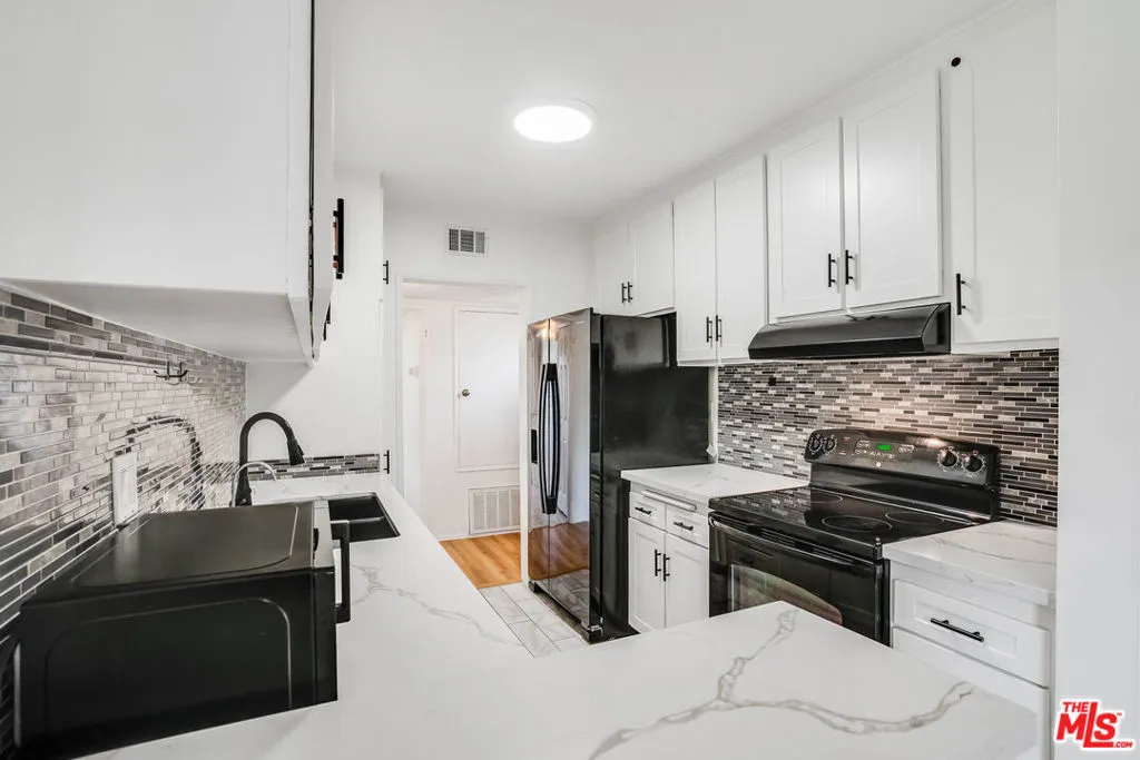 Tarzana, California 91356, United States, 2 Bedrooms Bedrooms, ,2 BathroomsBathrooms,Residential,Active,146232