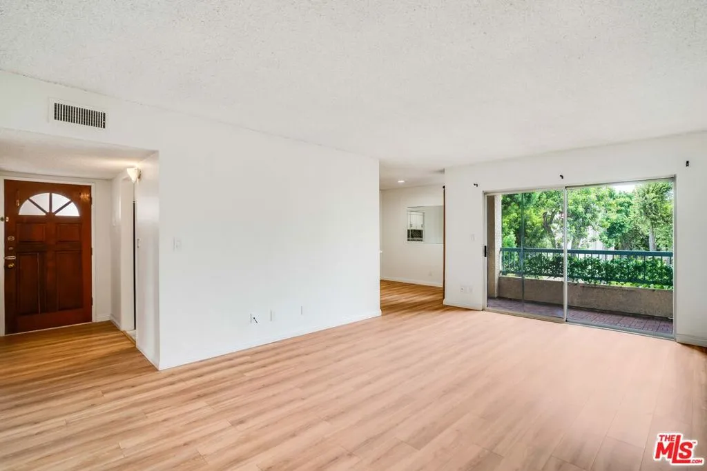 Tarzana, California 91356, United States, 2 Bedrooms Bedrooms, ,2 BathroomsBathrooms,Residential,Active,146232