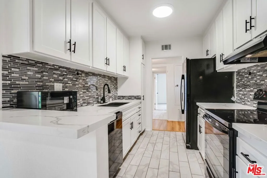 Tarzana, California 91356, United States, 2 Bedrooms Bedrooms, ,2 BathroomsBathrooms,Residential,Active,146232