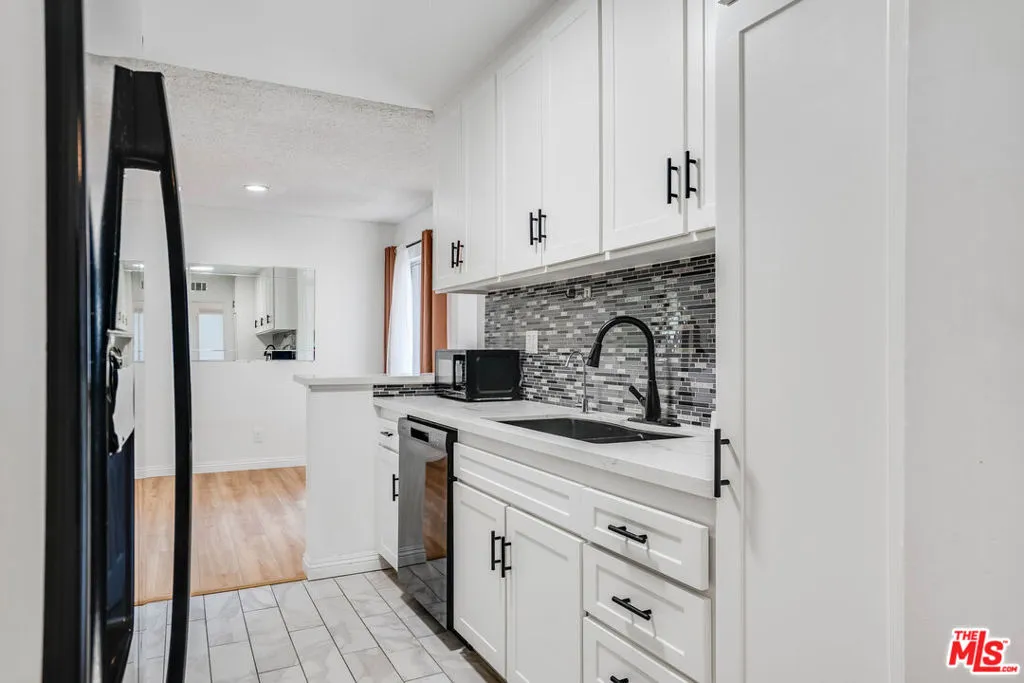 Tarzana, California 91356, United States, 2 Bedrooms Bedrooms, ,2 BathroomsBathrooms,Residential,Active,146232