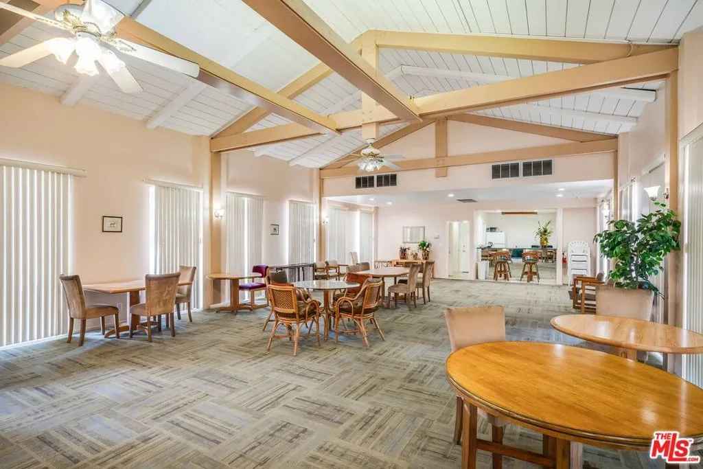 Tarzana, California 91356, United States, 2 Bedrooms Bedrooms, ,2 BathroomsBathrooms,Residential,Active,146232