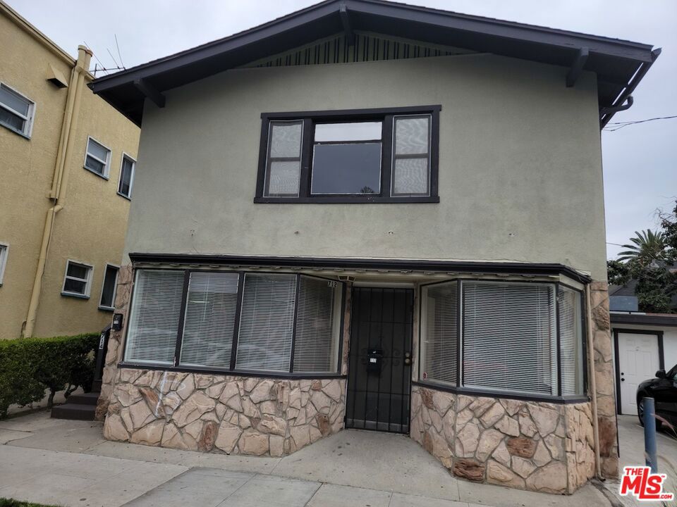 702 CEDAR Avenue