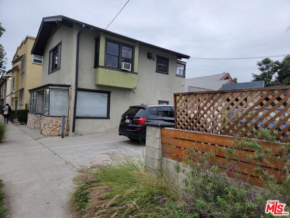 702 CEDAR Avenue