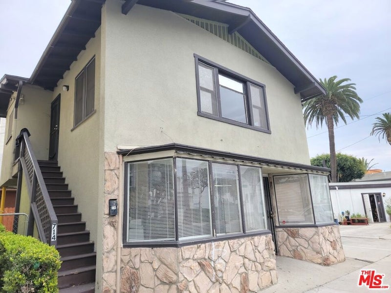 702 CEDAR Avenue