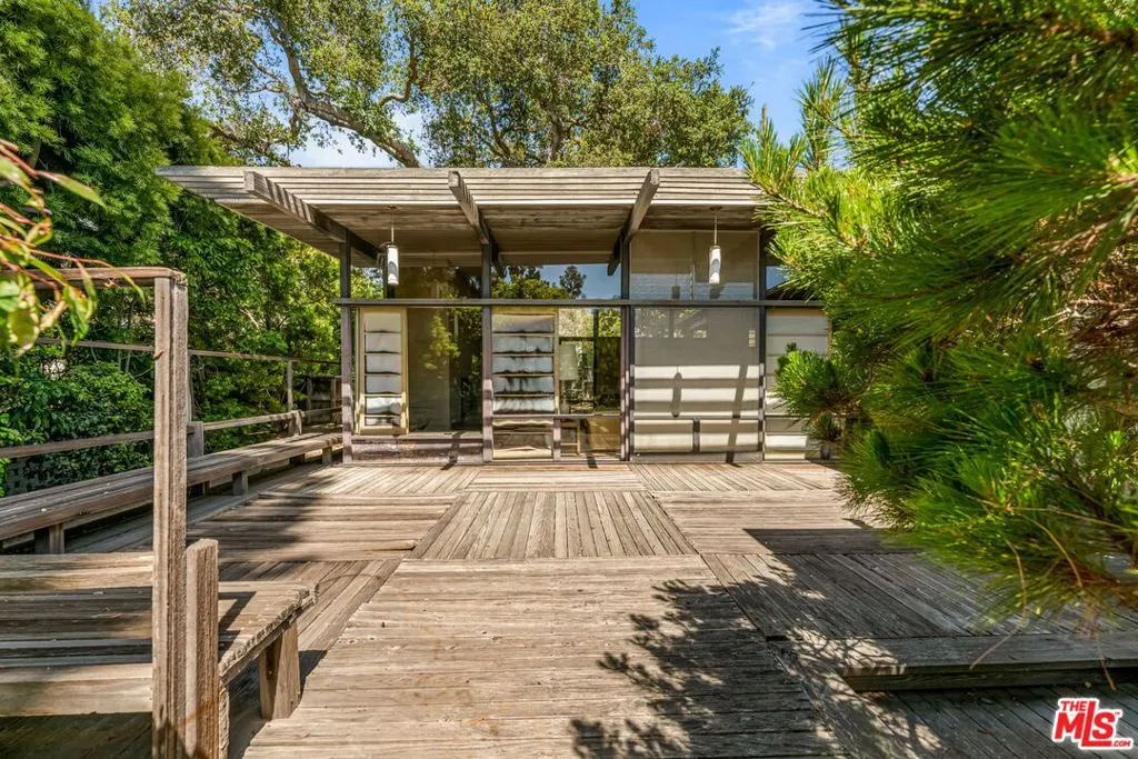 Santa Monica, California 90402, United States, 3 Bedrooms Bedrooms, ,3 BathroomsBathrooms,Residential,Active,133334