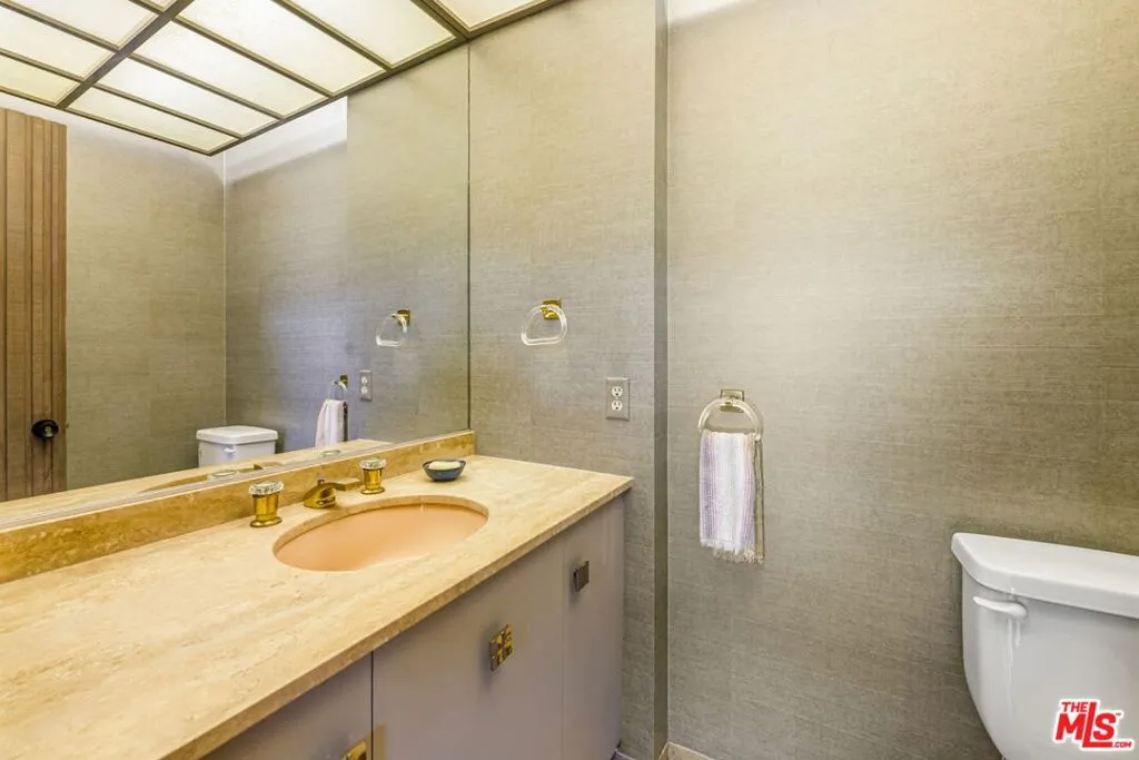 Santa Monica, California 90402, United States, 3 Bedrooms Bedrooms, ,3 BathroomsBathrooms,Residential,Active,133334