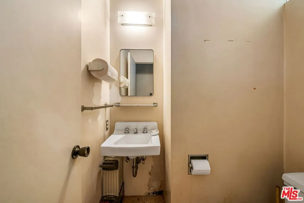 Santa Monica, California 90402, United States, 3 Bedrooms Bedrooms, ,3 BathroomsBathrooms,Residential,Active,133334