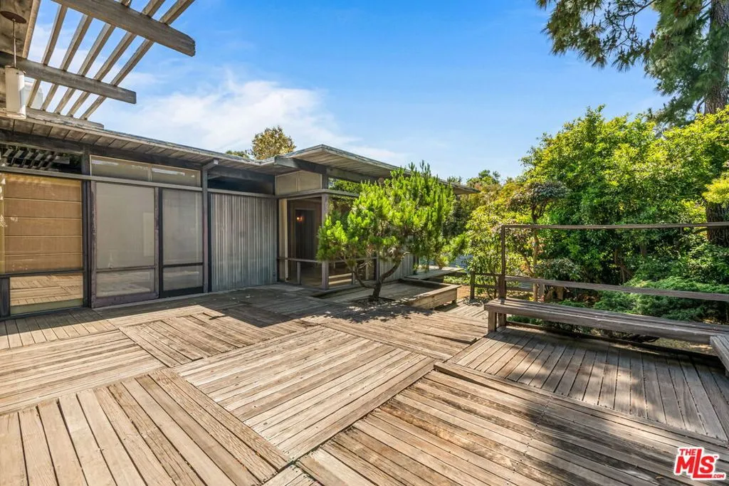 Santa Monica, California 90402, United States, 3 Bedrooms Bedrooms, ,3 BathroomsBathrooms,Residential,Active,133334