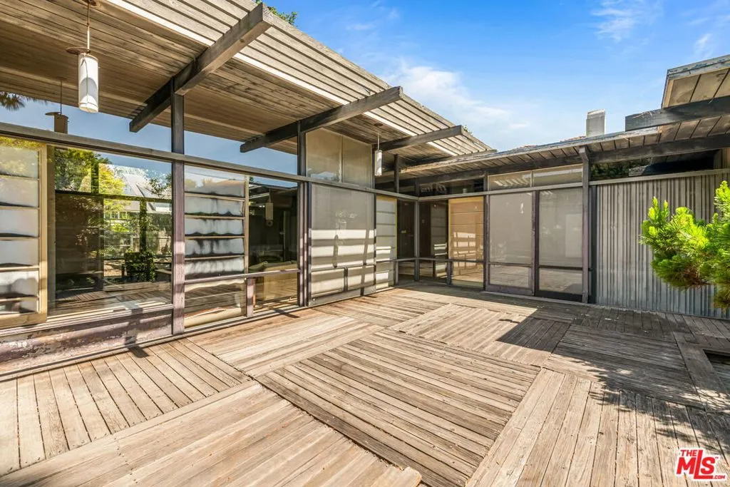 Santa Monica, California 90402, United States, 3 Bedrooms Bedrooms, ,3 BathroomsBathrooms,Residential,Active,133334