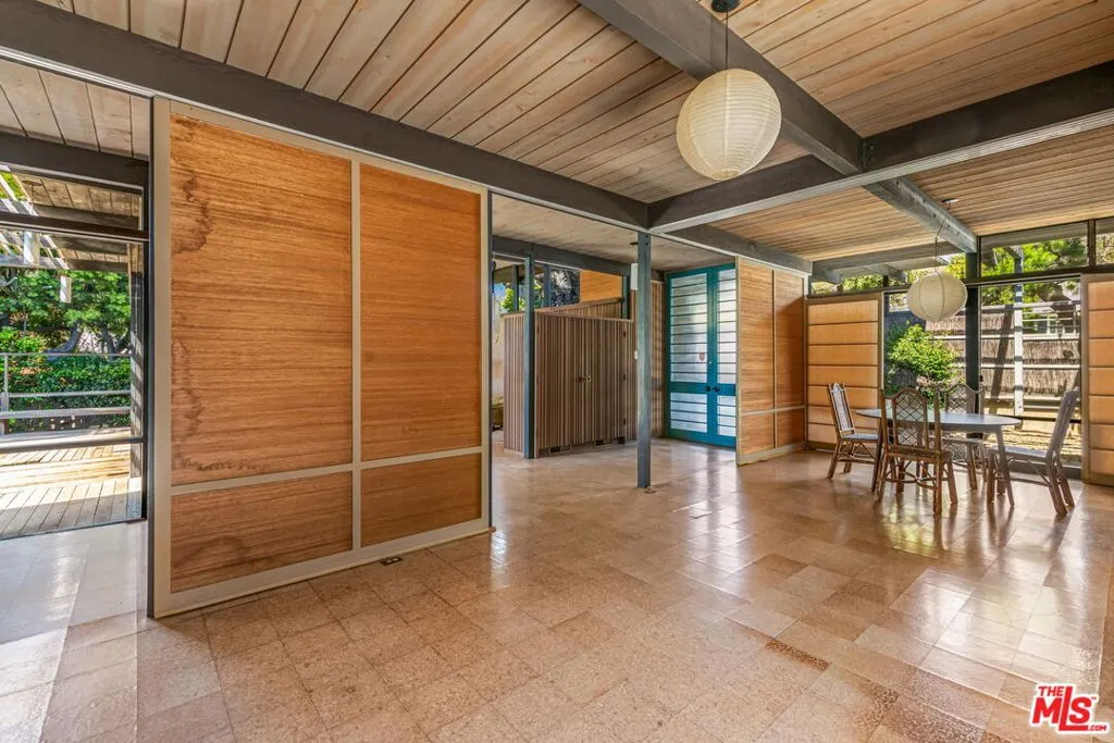 Santa Monica, California 90402, United States, 3 Bedrooms Bedrooms, ,3 BathroomsBathrooms,Residential,Active,133334