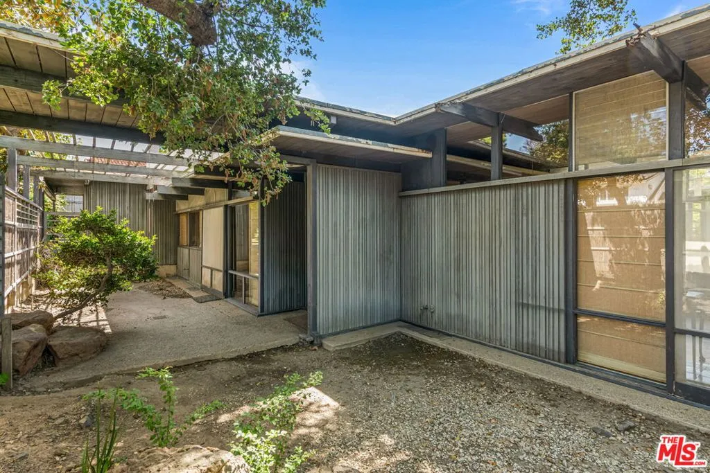 Santa Monica, California 90402, United States, 3 Bedrooms Bedrooms, ,3 BathroomsBathrooms,Residential,Active,133334