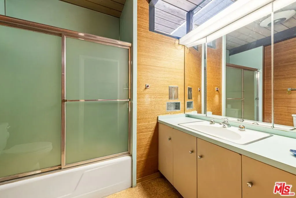 Santa Monica, California 90402, United States, 3 Bedrooms Bedrooms, ,3 BathroomsBathrooms,Residential,Active,133334