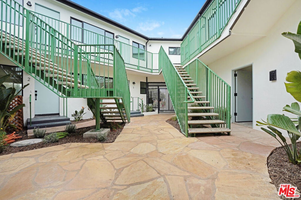 16185 W Sunset Blvd 8