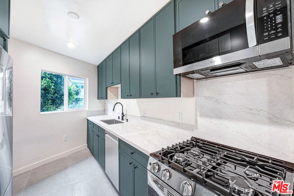 16185 W Sunset Blvd 8