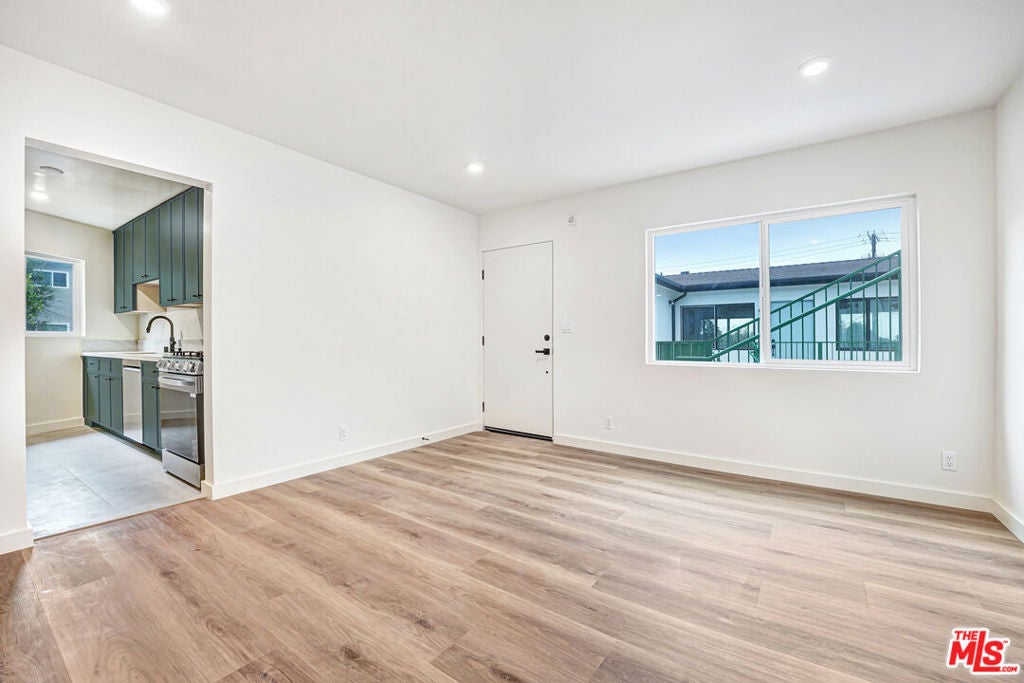 16185 W Sunset Blvd 8