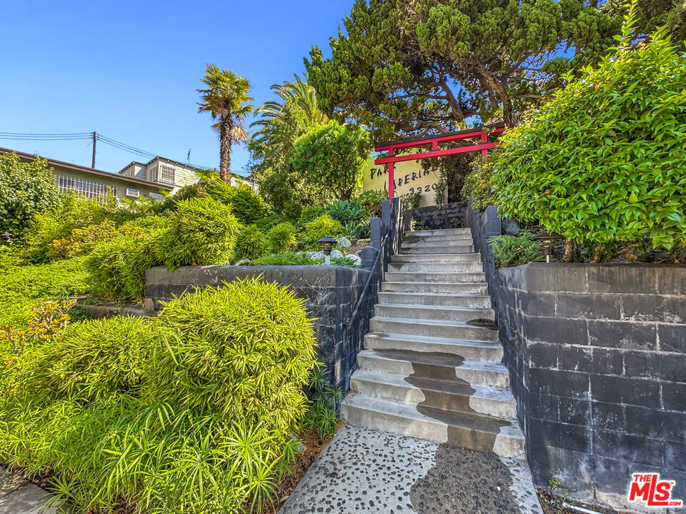 3320 Griffith Park Boulevard 4