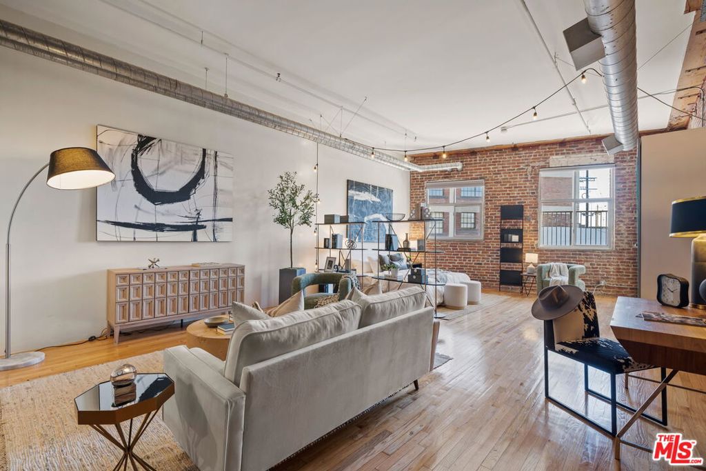 500 Molino Street 208