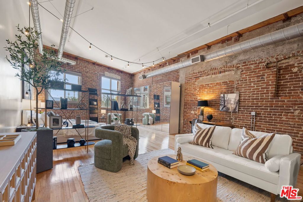 500 Molino Street 208