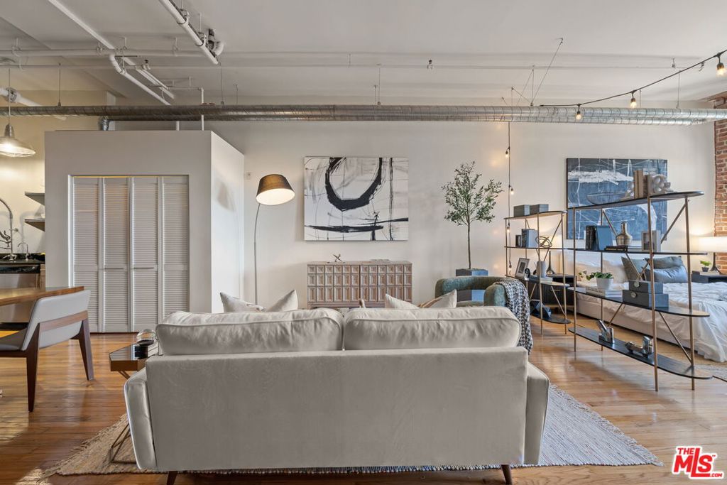 500 Molino Street 208