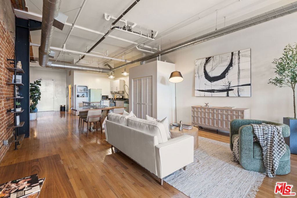 500 Molino Street 208