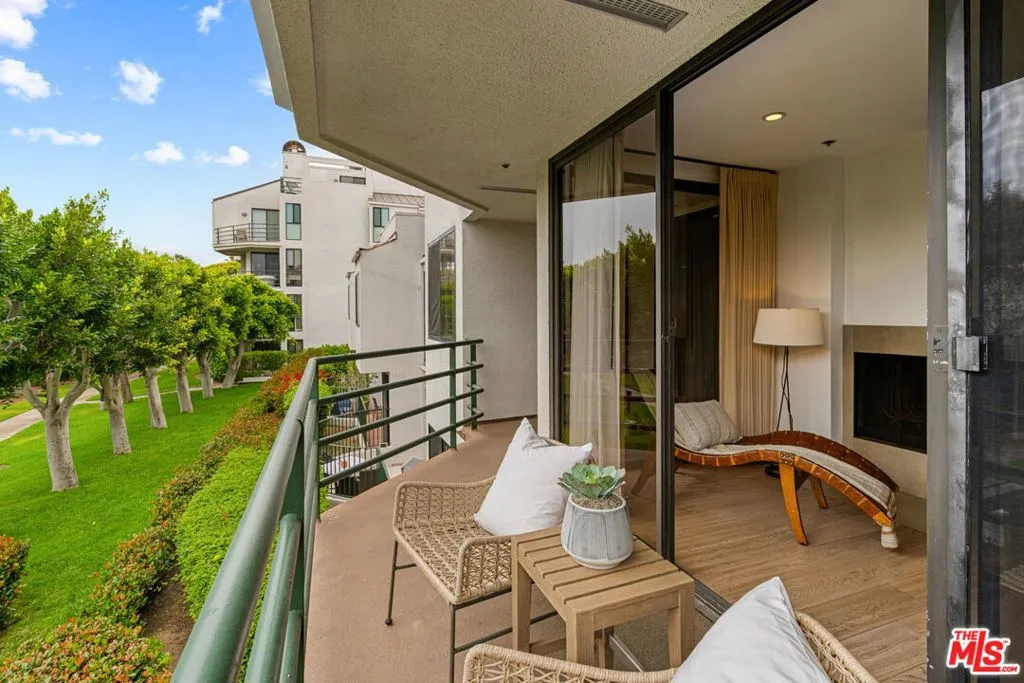 Santa Monica, California 90405, United States, 1 Bedroom Bedrooms, ,2 BathroomsBathrooms,Residential,Active,139630