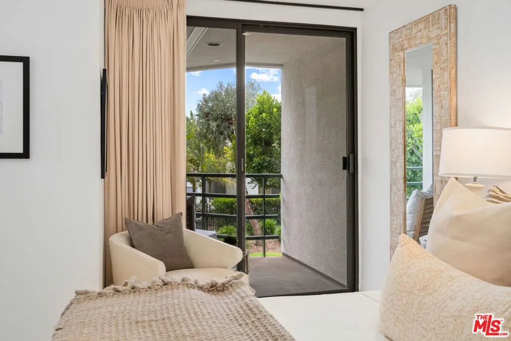 Santa Monica, California 90405, United States, 1 Bedroom Bedrooms, ,2 BathroomsBathrooms,Residential,Active,139630