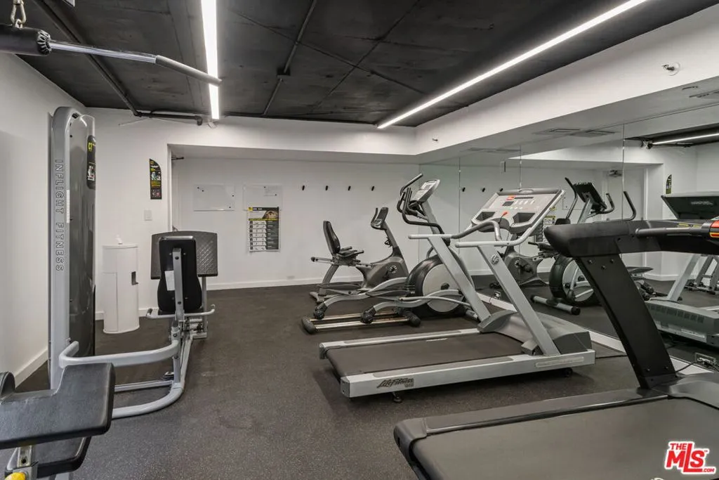 Santa Monica, California 90405, United States, 1 Bedroom Bedrooms, ,2 BathroomsBathrooms,Residential,Active,139630