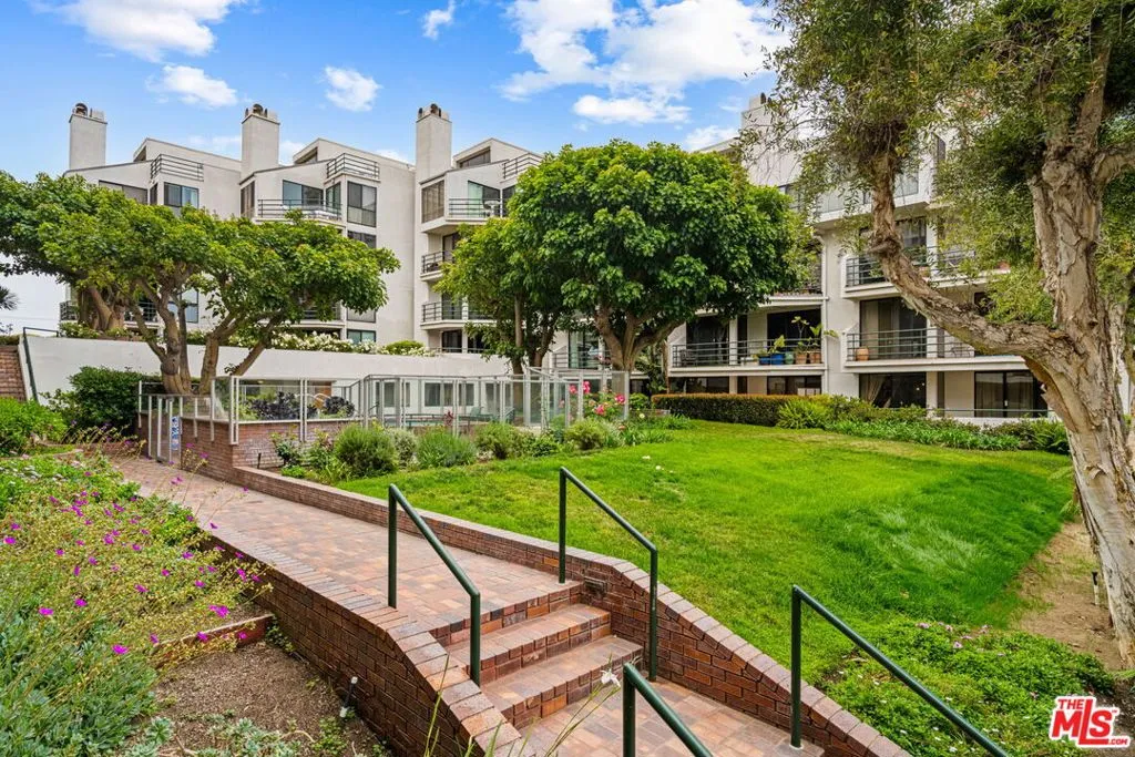 Santa Monica, California 90405, United States, 1 Bedroom Bedrooms, ,2 BathroomsBathrooms,Residential,Active,139630