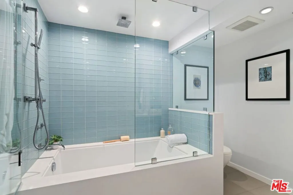 Santa Monica, California 90405, United States, 1 Bedroom Bedrooms, ,2 BathroomsBathrooms,Residential,Active,139630