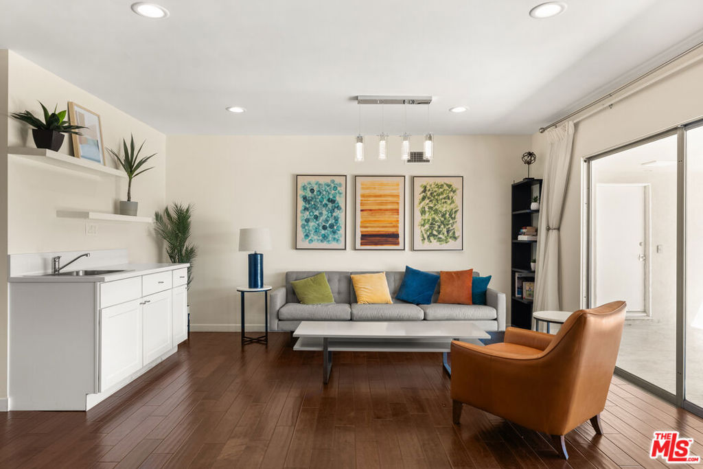 5124 S Corning Avenue