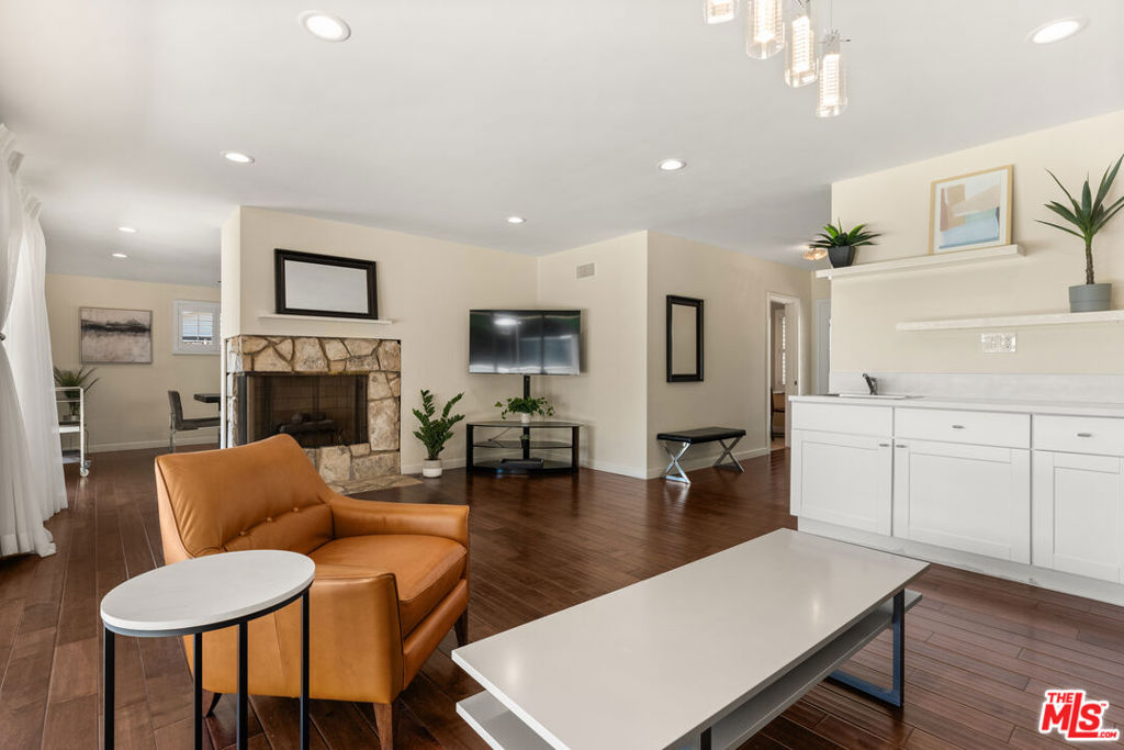 5124 S Corning Avenue