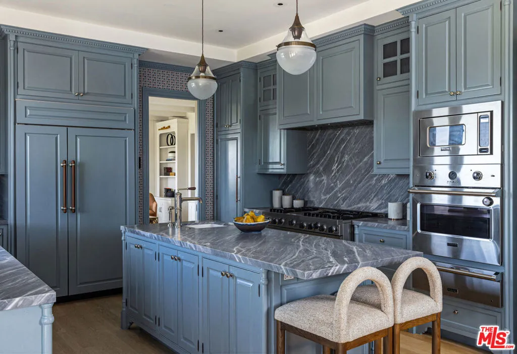 Pacific Palisades, California 90272, United States, 5 Bedrooms Bedrooms, ,6 BathroomsBathrooms,Residential,Active,220449