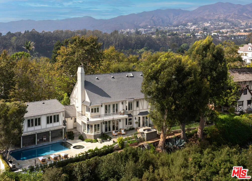 Pacific Palisades, California 90272, United States, 5 Bedrooms Bedrooms, ,6 BathroomsBathrooms,Residential,Active,220449