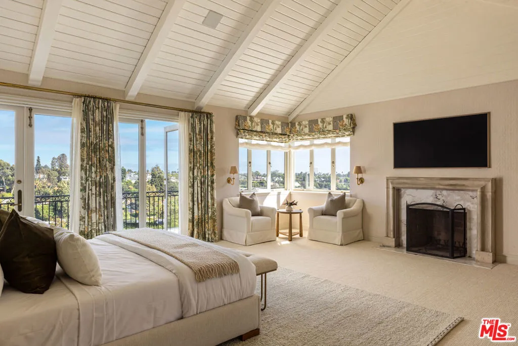 Pacific Palisades, California 90272, United States, 5 Bedrooms Bedrooms, ,6 BathroomsBathrooms,Residential,Active,220449