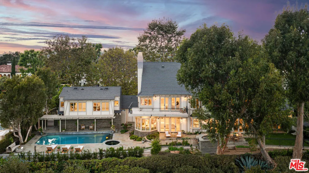 Pacific Palisades, California 90272, United States, 5 Bedrooms Bedrooms, ,6 BathroomsBathrooms,Residential,Active,220449