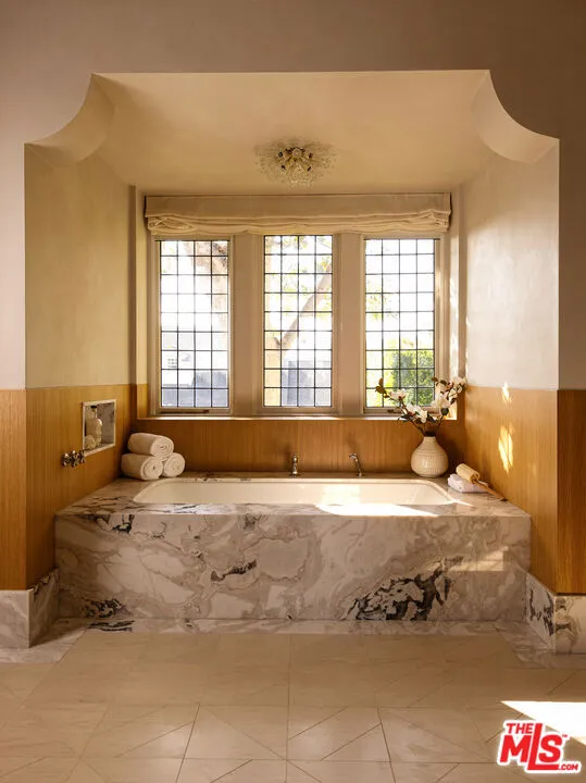 Pacific Palisades, California 90272, United States, 5 Bedrooms Bedrooms, ,6 BathroomsBathrooms,Residential,Active,220449