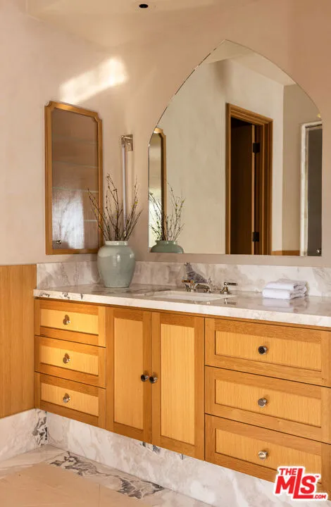 Pacific Palisades, California 90272, United States, 5 Bedrooms Bedrooms, ,6 BathroomsBathrooms,Residential,Active,220449