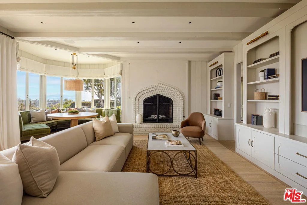 Pacific Palisades, California 90272, United States, 5 Bedrooms Bedrooms, ,6 BathroomsBathrooms,Residential,Active,220449