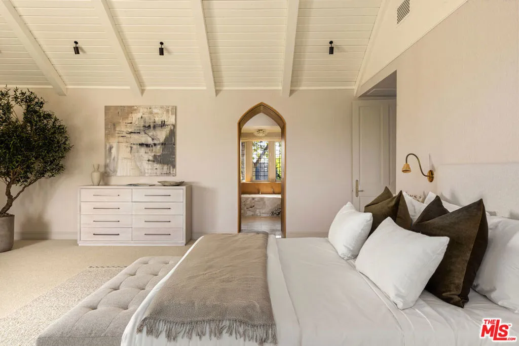 Pacific Palisades, California 90272, United States, 5 Bedrooms Bedrooms, ,6 BathroomsBathrooms,Residential,Active,220449