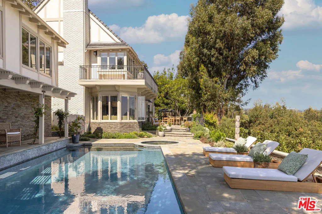 Pacific Palisades, California 90272, United States, 5 Bedrooms Bedrooms, ,6 BathroomsBathrooms,Residential,Active,220449