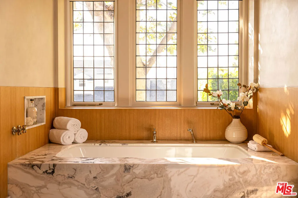 Pacific Palisades, California 90272, United States, 5 Bedrooms Bedrooms, ,6 BathroomsBathrooms,Residential,Active,220449