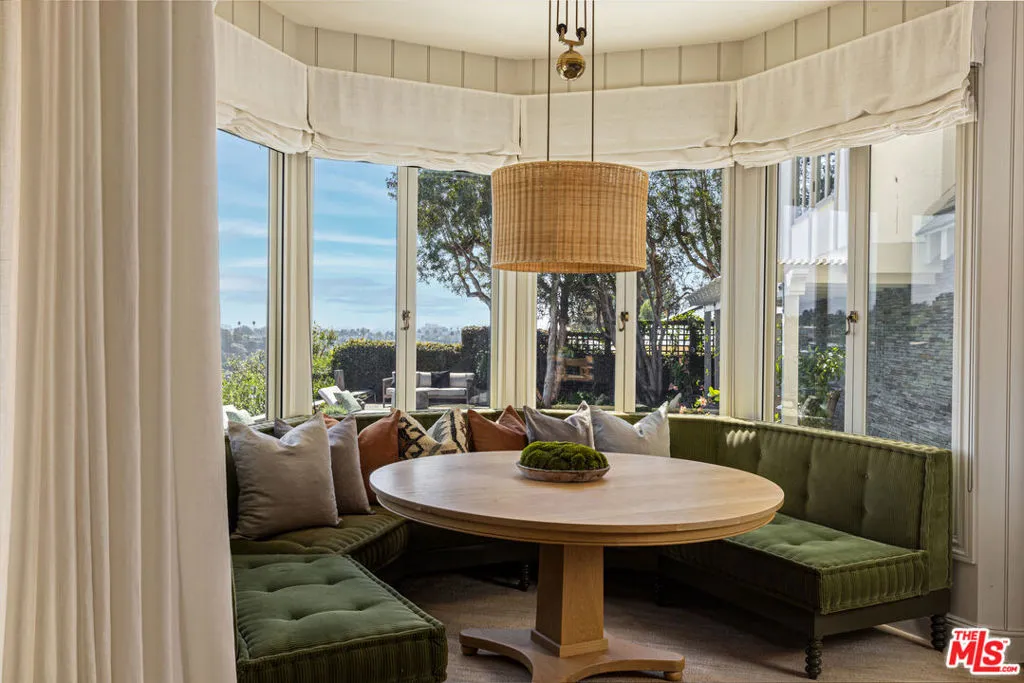 Pacific Palisades, California 90272, United States, 5 Bedrooms Bedrooms, ,6 BathroomsBathrooms,Residential,Active,220449