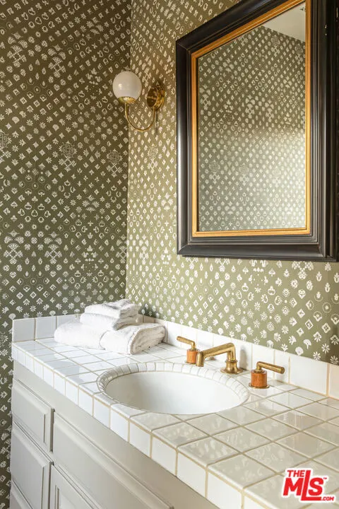 Pacific Palisades, California 90272, United States, 5 Bedrooms Bedrooms, ,6 BathroomsBathrooms,Residential,Active,220449