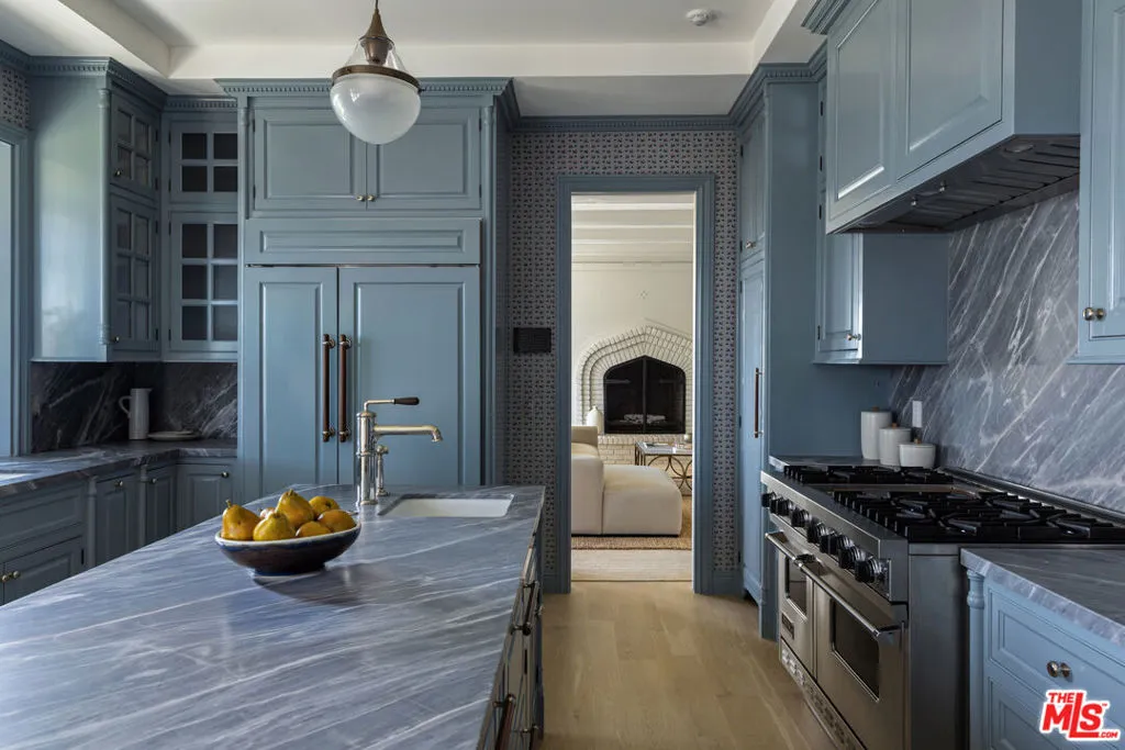 Pacific Palisades, California 90272, United States, 5 Bedrooms Bedrooms, ,6 BathroomsBathrooms,Residential,Active,220449