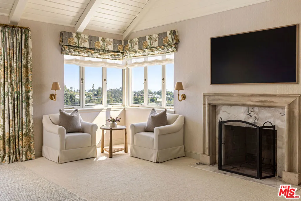 Pacific Palisades, California 90272, United States, 5 Bedrooms Bedrooms, ,6 BathroomsBathrooms,Residential,Active,220449