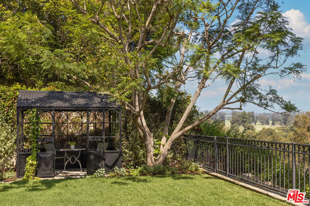 Pacific Palisades, California 90272, United States, 5 Bedrooms Bedrooms, ,6 BathroomsBathrooms,Residential,Active,220449